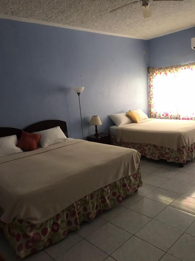 Tropical Court Hotel مونتيغو باي المظهر الخارجي الصورة