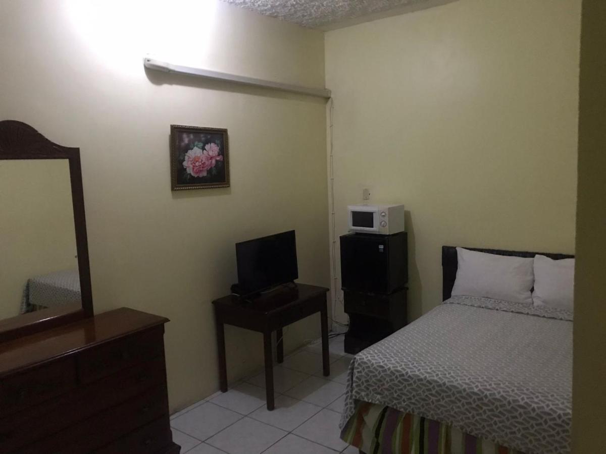 Tropical Court Hotel مونتيغو باي المظهر الخارجي الصورة