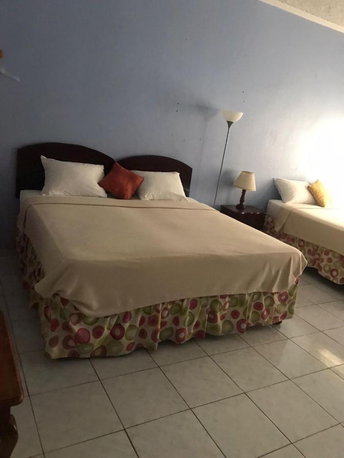 Tropical Court Hotel مونتيغو باي المظهر الخارجي الصورة