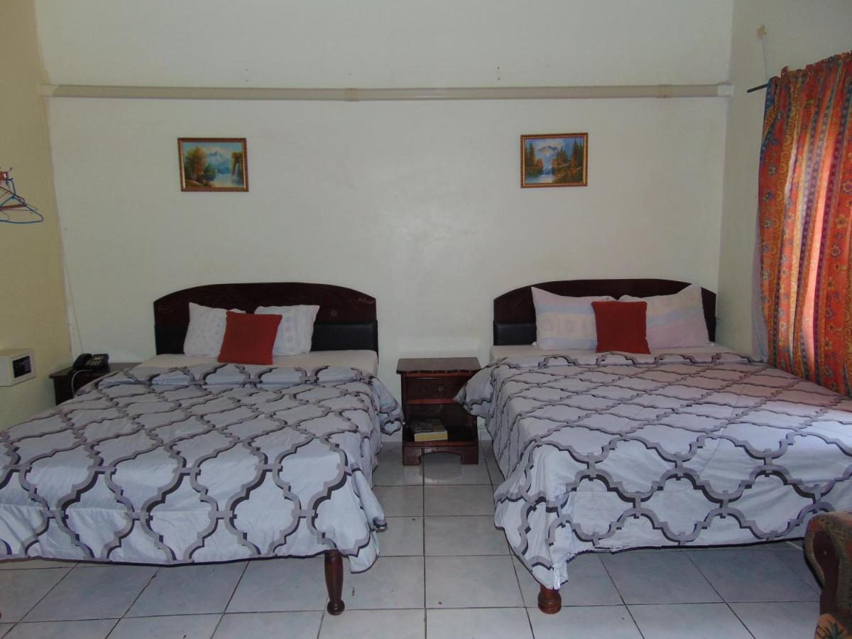 Tropical Court Hotel مونتيغو باي المظهر الخارجي الصورة