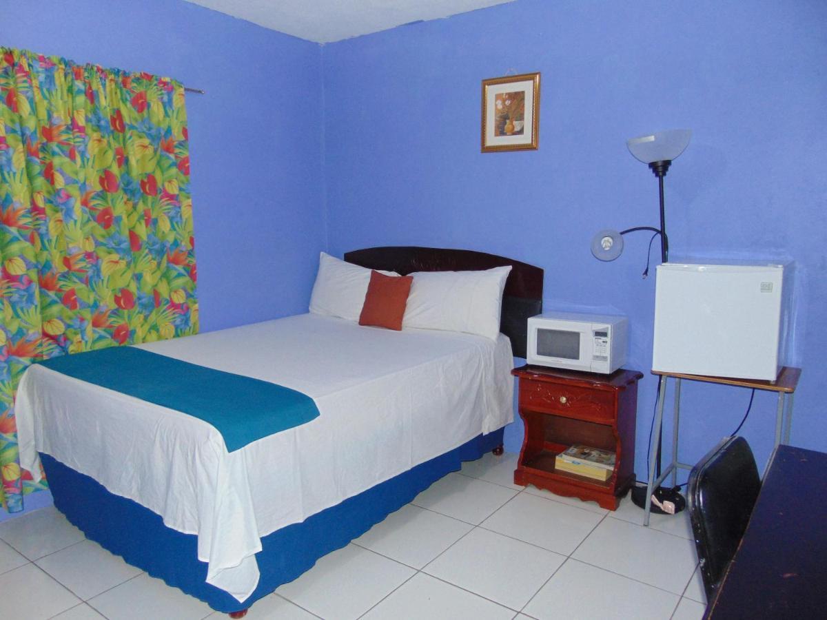 Tropical Court Hotel مونتيغو باي المظهر الخارجي الصورة