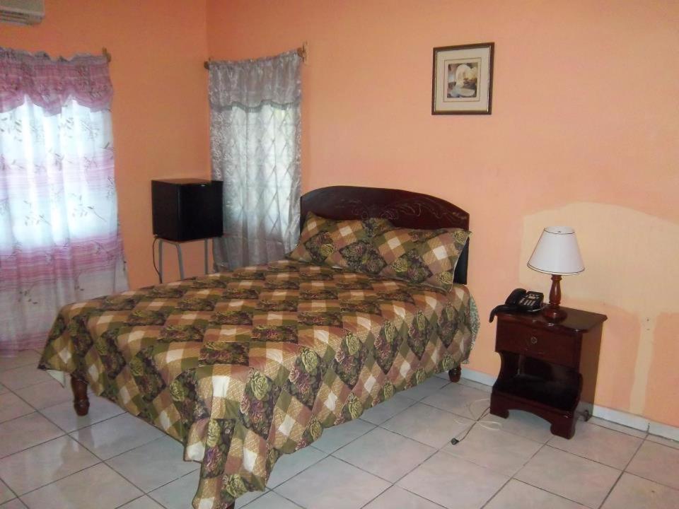 Tropical Court Hotel مونتيغو باي المظهر الخارجي الصورة