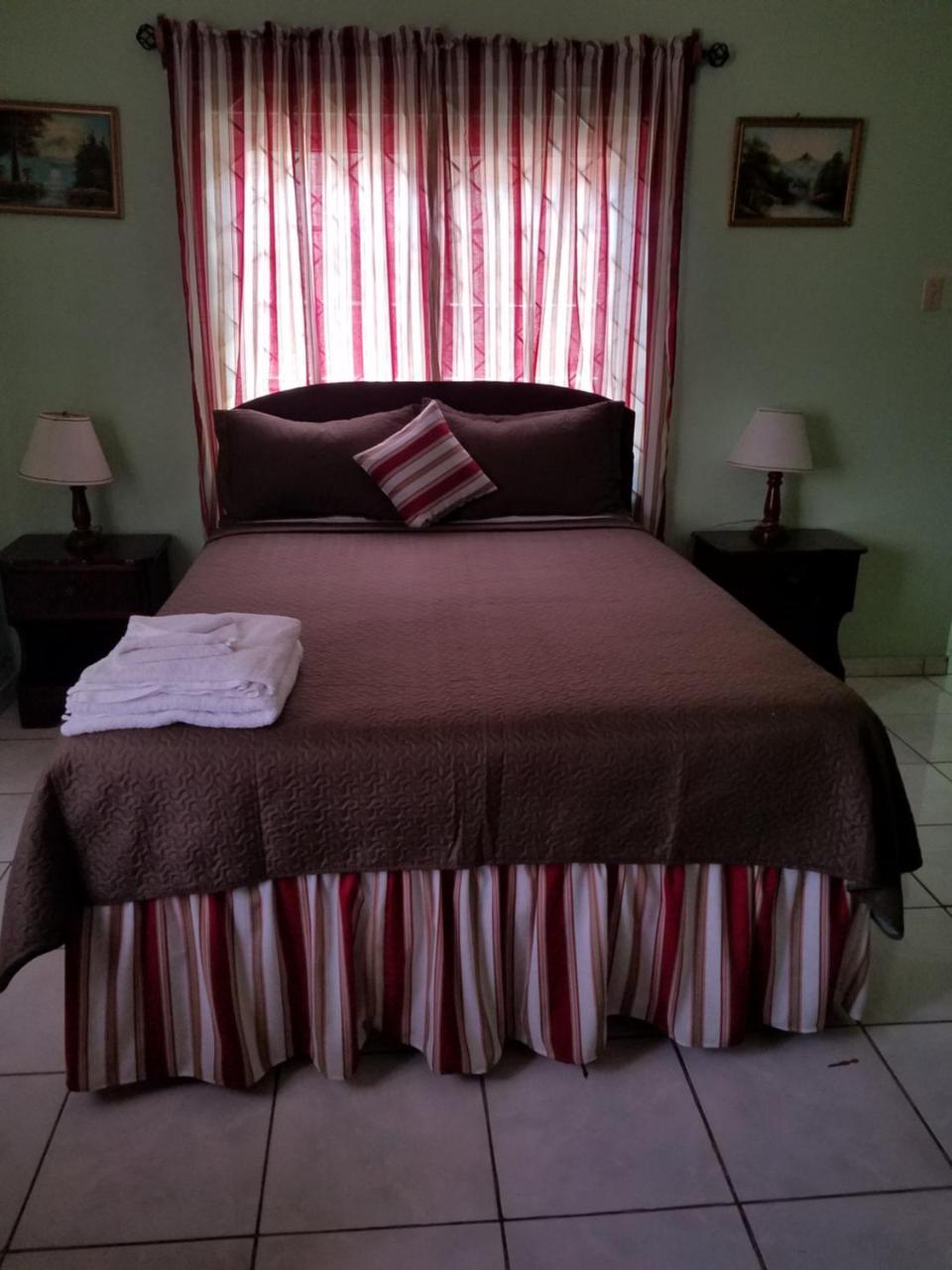 Tropical Court Hotel مونتيغو باي المظهر الخارجي الصورة
