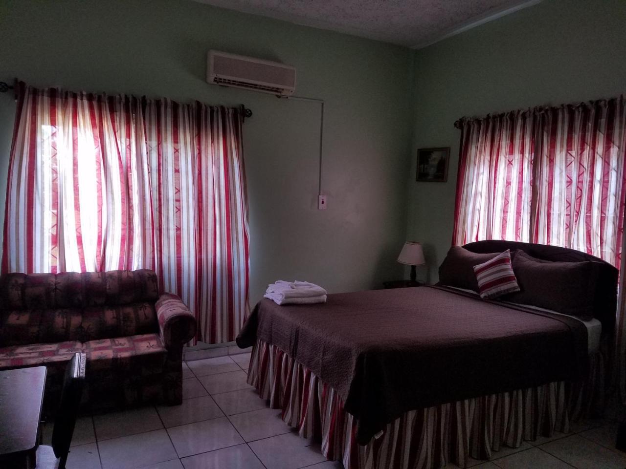 Tropical Court Hotel مونتيغو باي المظهر الخارجي الصورة