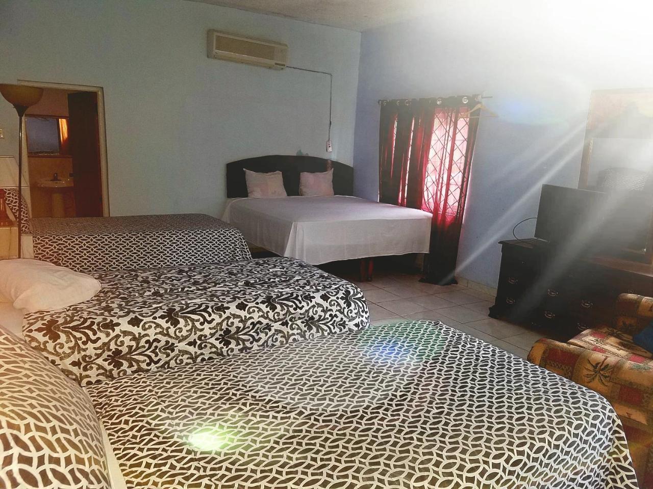 Tropical Court Hotel مونتيغو باي المظهر الخارجي الصورة