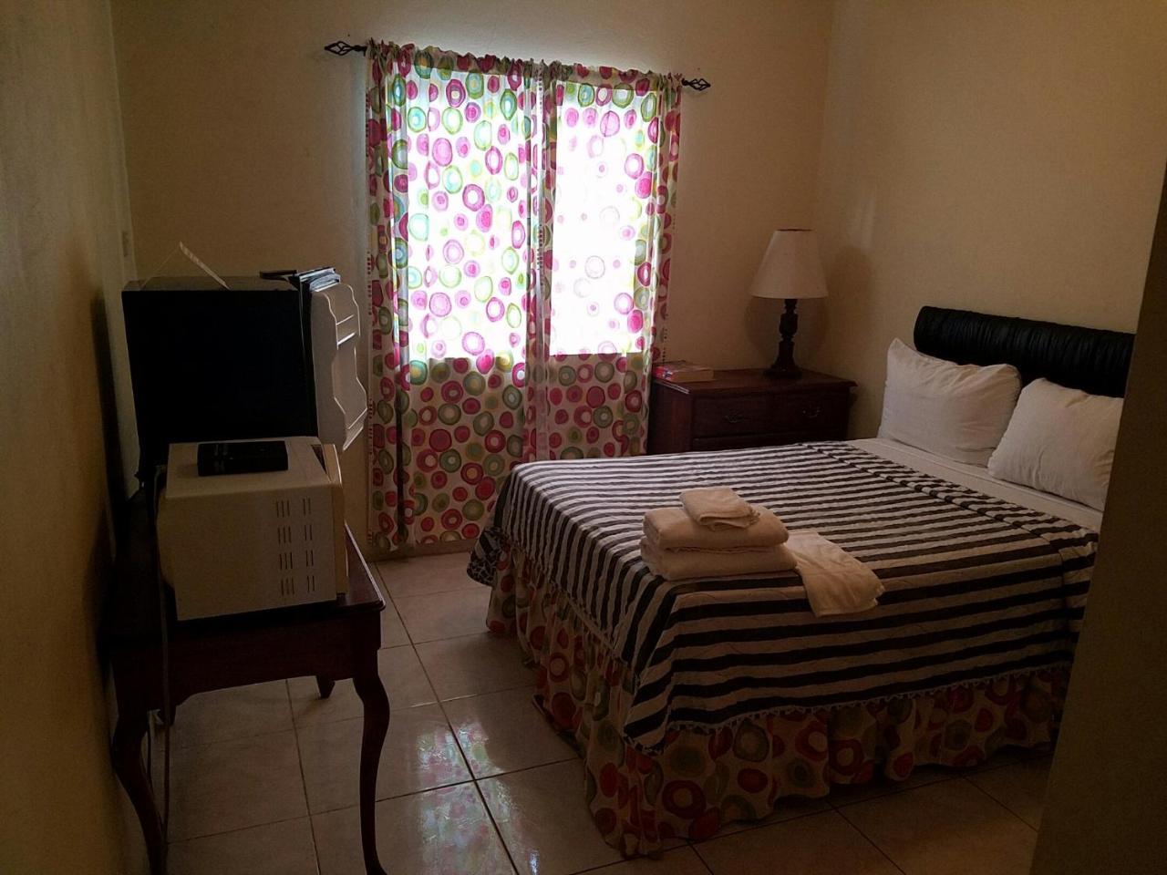 Tropical Court Hotel مونتيغو باي المظهر الخارجي الصورة