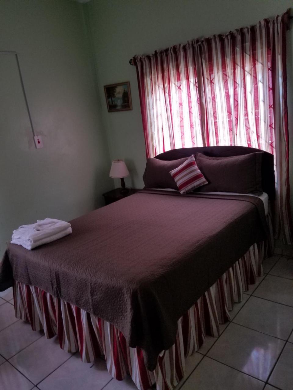 Tropical Court Hotel مونتيغو باي المظهر الخارجي الصورة