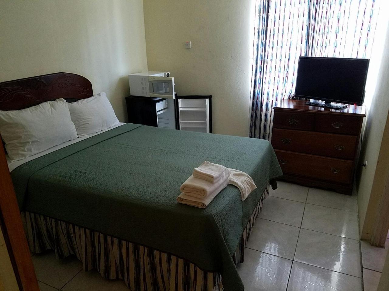 Tropical Court Hotel مونتيغو باي المظهر الخارجي الصورة