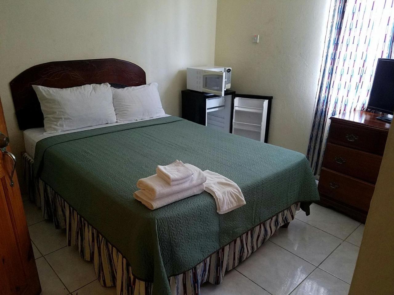 Tropical Court Hotel مونتيغو باي المظهر الخارجي الصورة